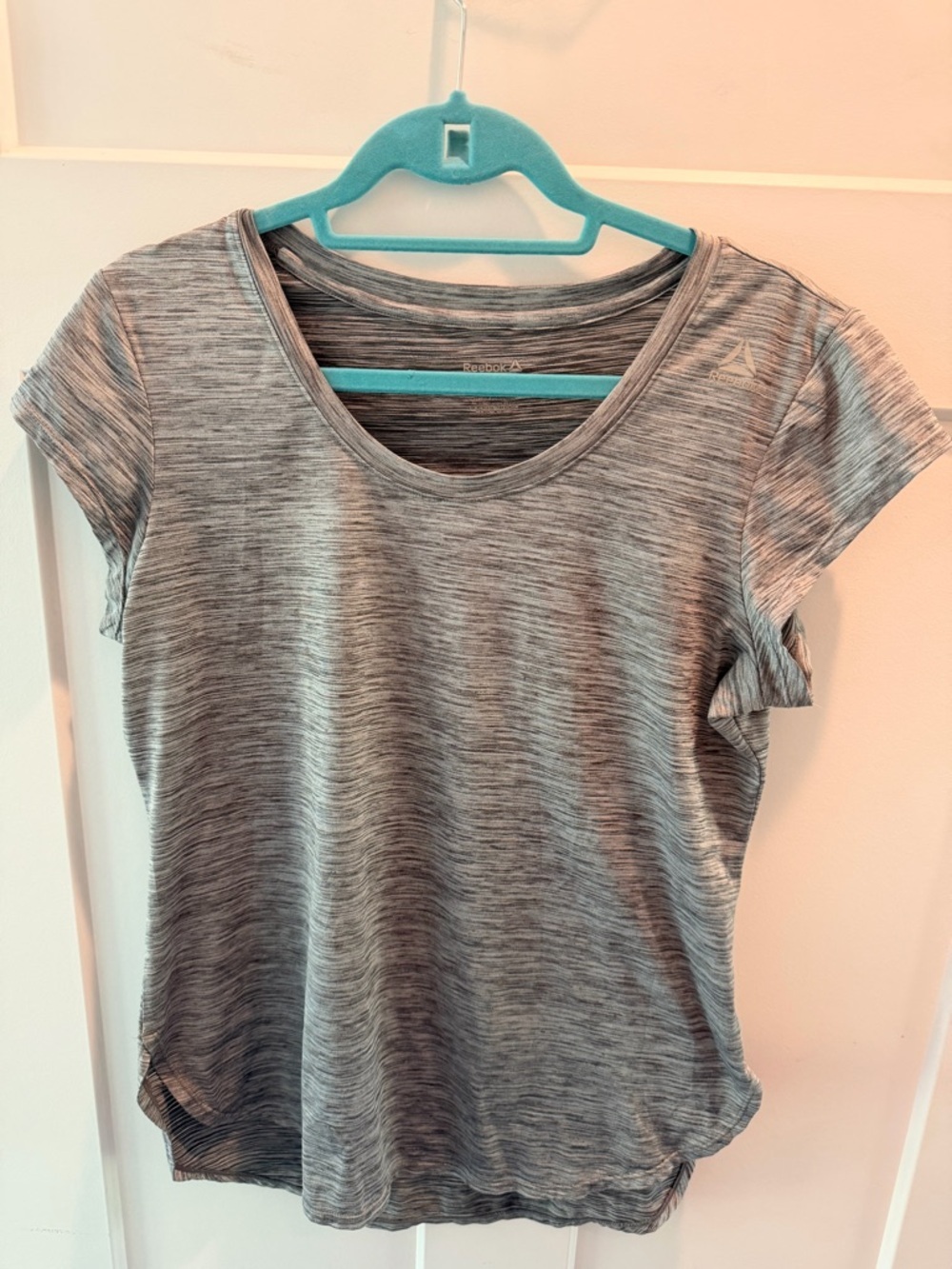 Reebok Athletic Tee Medium Gray Performance Workout Shirt Women’s Activewear